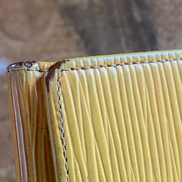 LOUIS VUITTON EPI WALLET - Picture 11 of 15